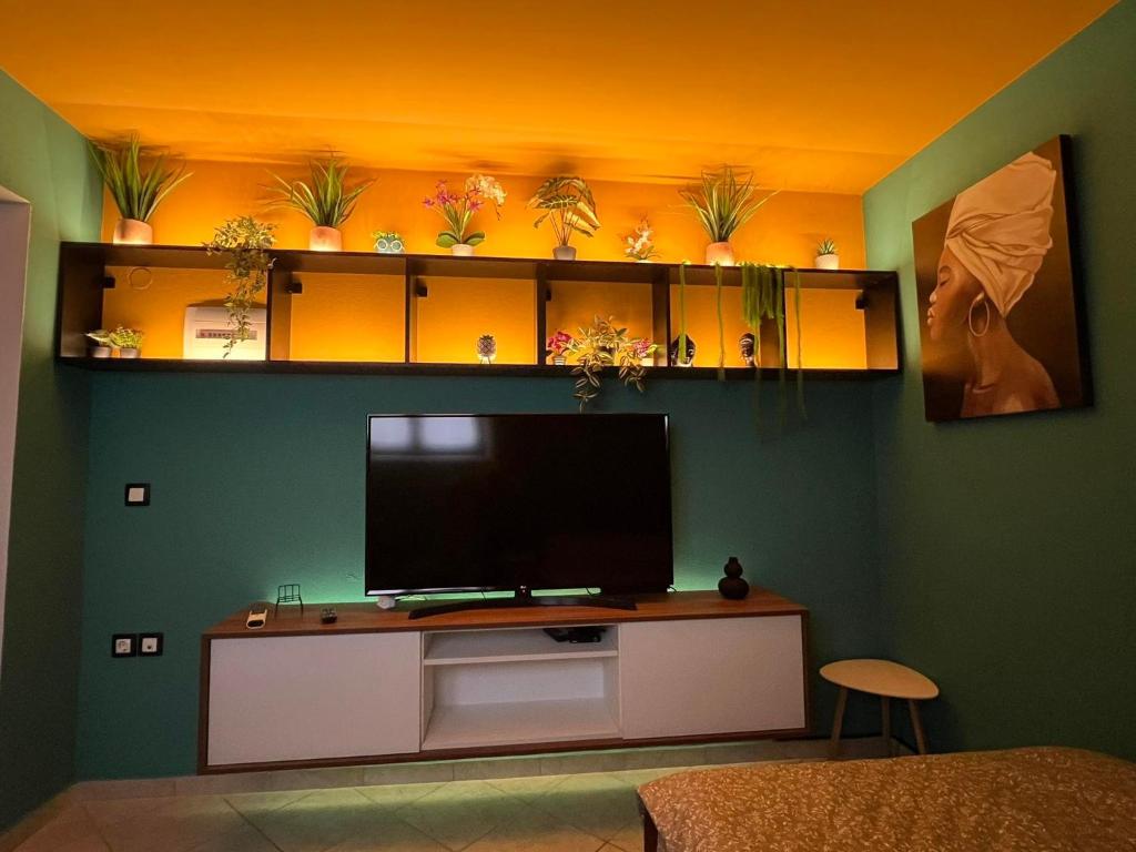  Il comprend un salon doté d'une télévision murale à écran plat. dans l'établissement Happy Colors House Xanthi, à Xánthi