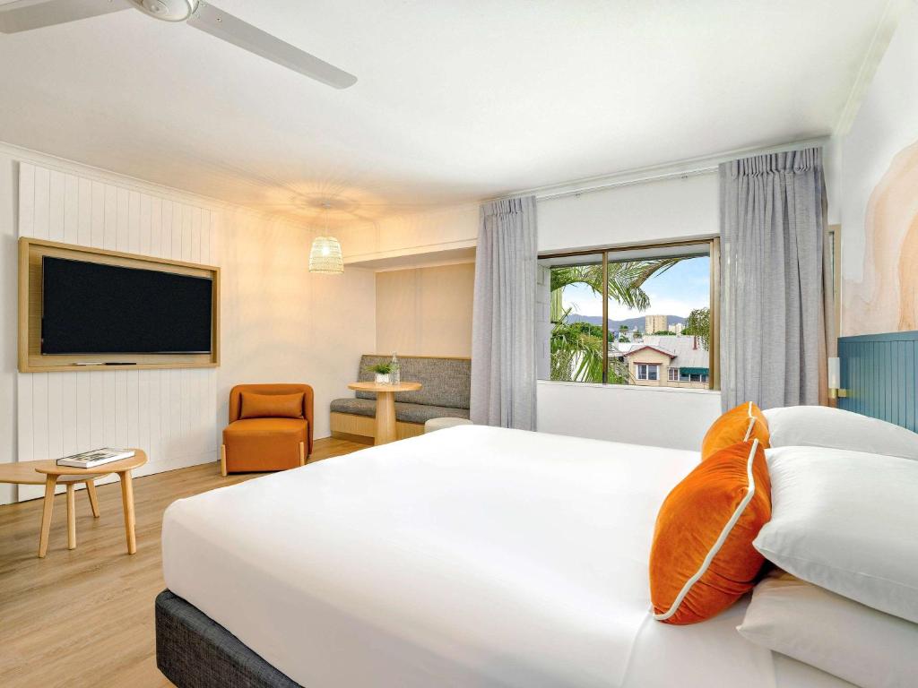 Postel nebo postele na pokoji v ubytování Mercure Cairns