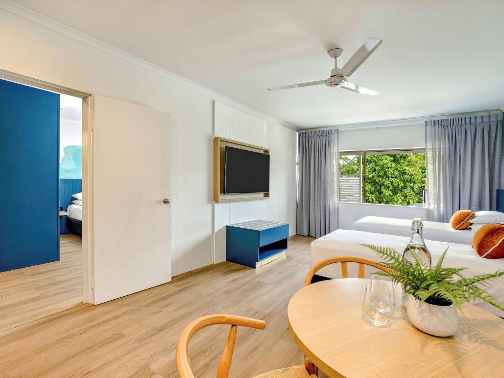 Postel nebo postele na pokoji v ubytování Mercure Cairns