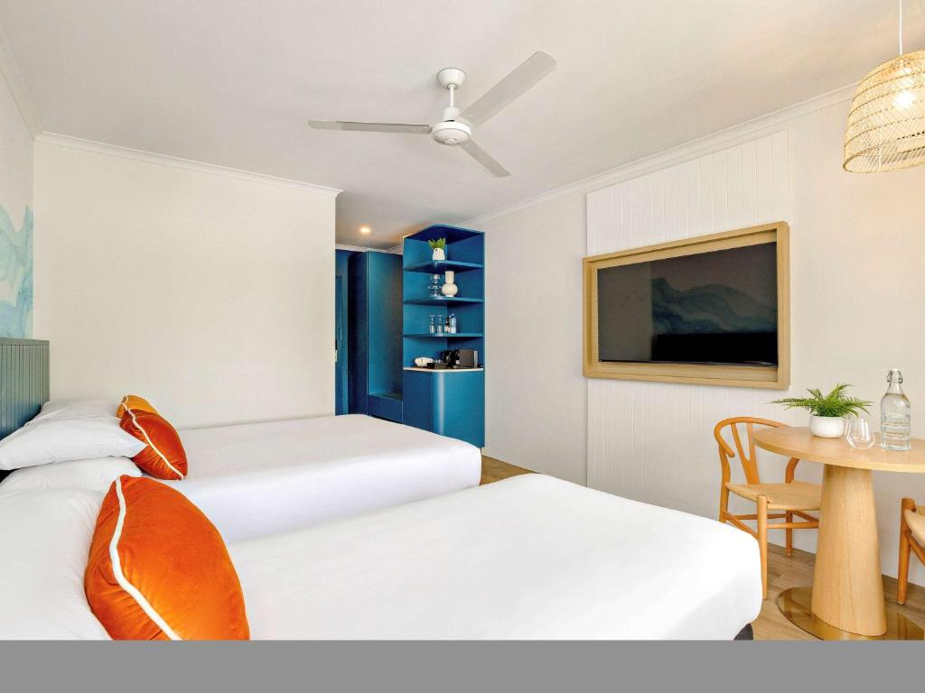 Postel nebo postele na pokoji v ubytování Mercure Cairns