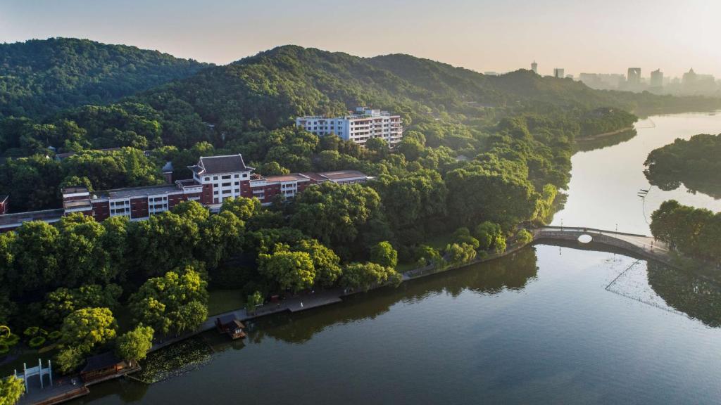 杭州的住宿－杭州香格里拉飯店，享有河流的空中景色,设有建筑物和桥梁