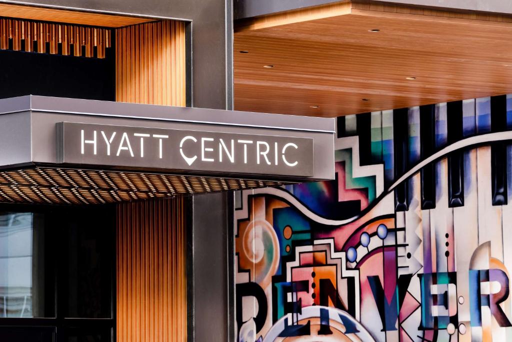 Hyatt Centric Downtown Denver في دنفر: علامة على مركز hyatt مع الجرافيك على مبنى