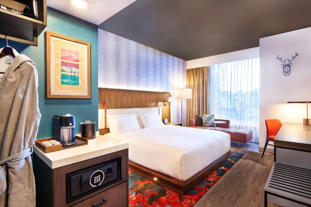 Hyatt Centric Downtown Denver客房内的一张或多张床位