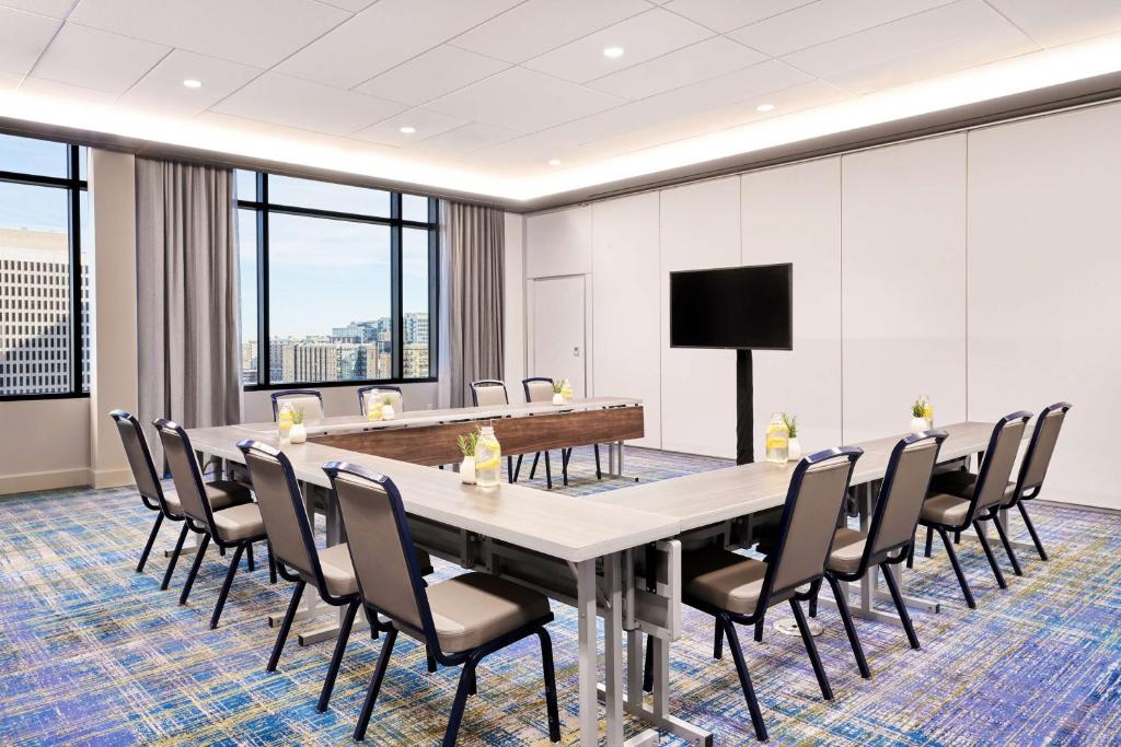 Hyatt Centric Downtown Denver的电视和/或娱乐中心