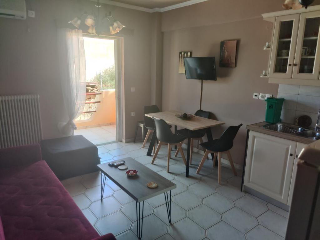 salon z kanapą i stołem w obiekcie Monemvasia Lazarus Beach Apartment w mieście Monemwasia