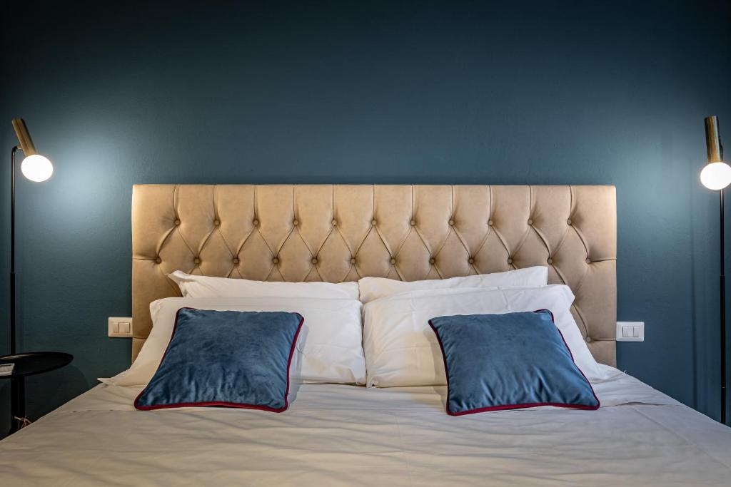 A bed or beds in a room at Hs4U Ricasoli Luxury apartment near Duomo N.2