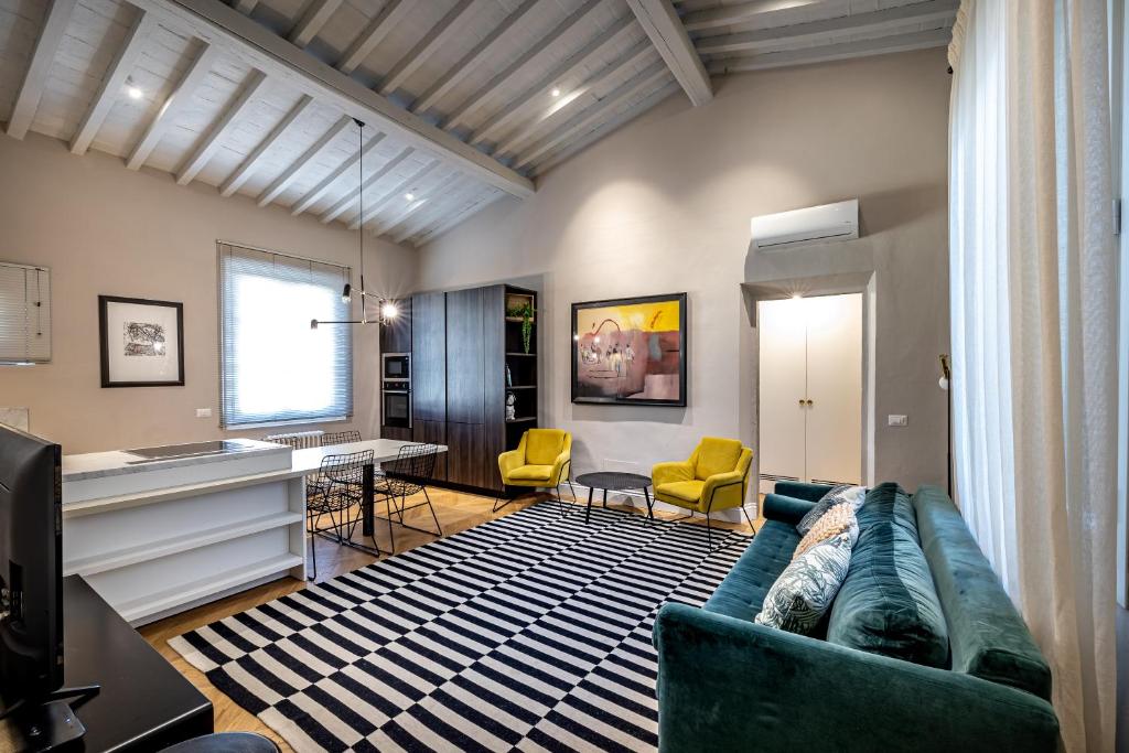 佛羅倫斯的住宿－Hs4U Ricasoli Luxury apartment near Duomo N.2，客厅配有沙发和桌子