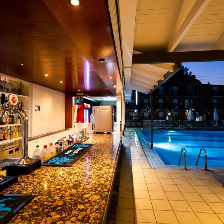 Bazén v ubytování Perkes Hotel Complex nebo v jeho okolí