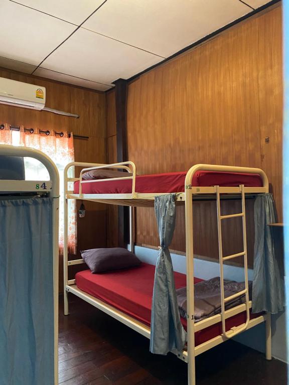 מיטה או מיטות קומותיים בחדר ב-topp stay hostel