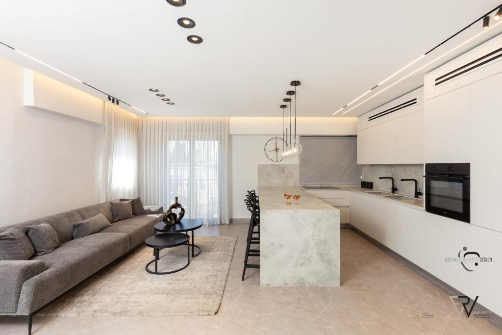uma sala de estar com um sofá e uma mesa em Shirat Haneviim-Luxury Penthouse #Rental Israel em Jerusalém