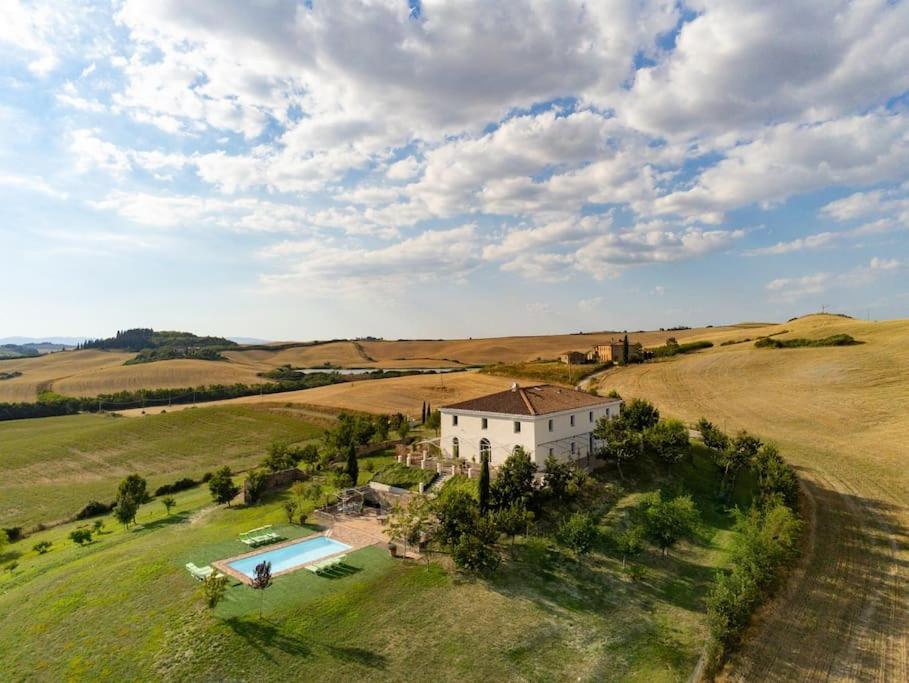 uma vista aérea de uma casa no meio de um campo em The Villa em Monteroni dʼArbia