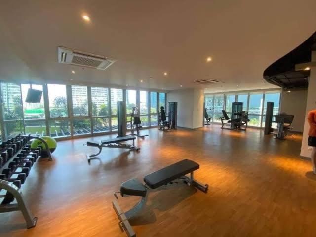 The fitness centre and/or fitness facilities at BGC, Uptown Parksuites Tower 2