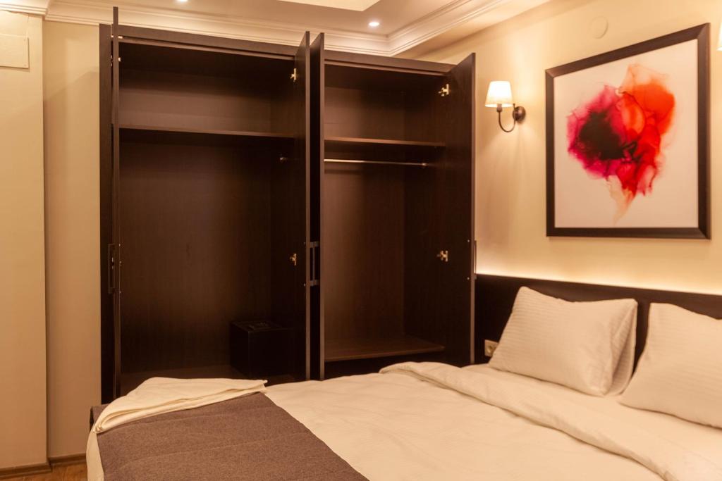 Postel nebo postele na pokoji v ubytování Lilium Luxury Suites