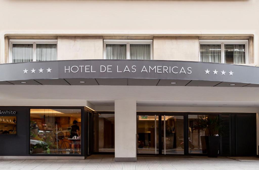 un hotel de las Américas firma en la parte delantera de un edificio en Cyan Hotel de Las Americas en Buenos Aires