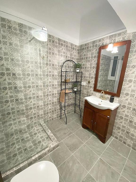 un bagno con lavandino, water e specchio di Check Point - Acropolis View ad Atene