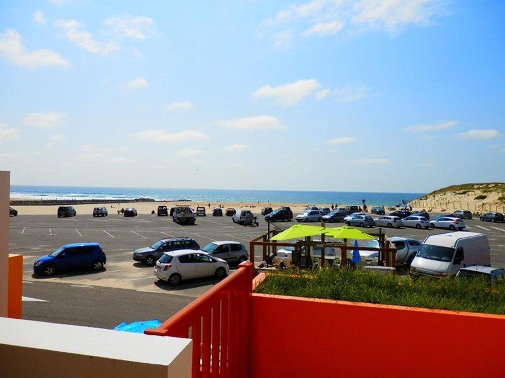 un aparcamiento con coches estacionados junto a la playa en Appartement Vieux-Boucau-les-Bains, 2 pièces, 4 personnes - FR-1-379-65, en Vieux-Boucau-les-Bains