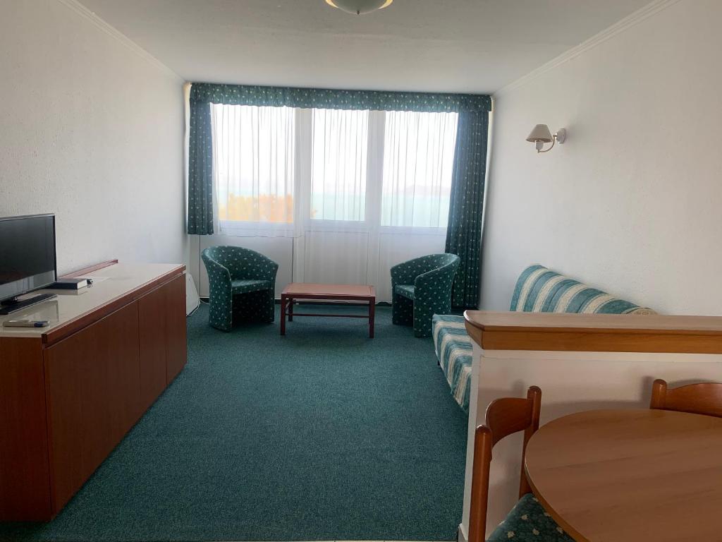 A television and/or entertainment centre at Riviera Park Hotel