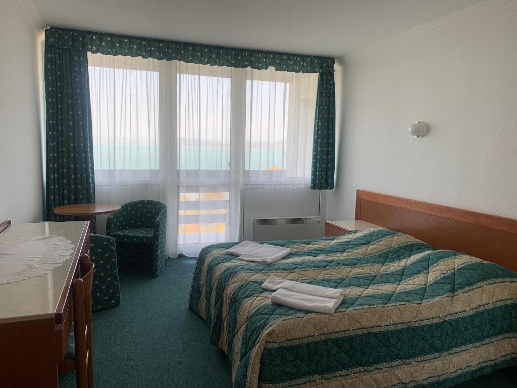 A bed or beds in a room at Riviera Park Hotel