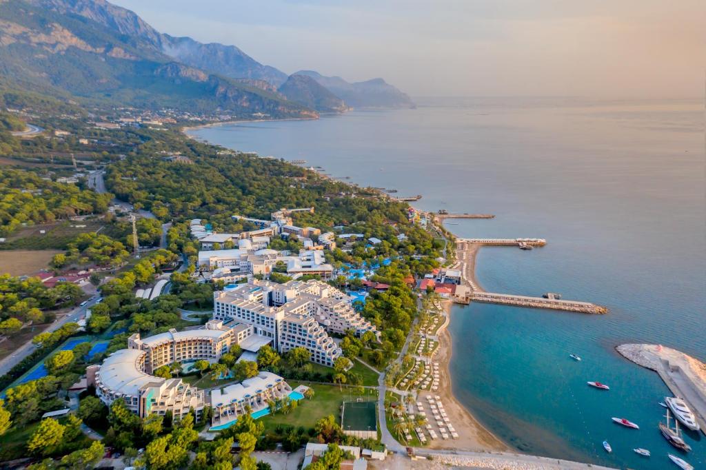 uma vista aérea de um resort na costa de uma massa de água em Rixos Sungate - The Land of Legends Access em Beldibi