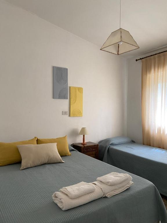 um quarto com 2 camas e uma janela em Icho Cruz - Tala Huasi Pinares em Villa Icho Cruz