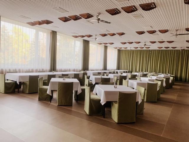 A restaurant or other place to eat at Riviera Park Hotel