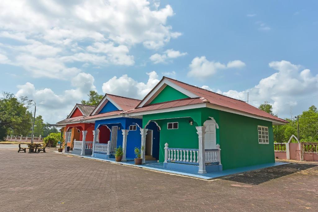 un edificio pintado de verde y azul en OYO 90744 Bari Indah Beach Resort, en Kuala Terengganu