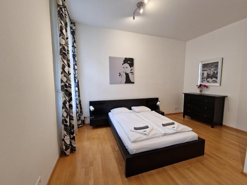 um quarto com uma cama num quarto em Reznicka Apartments em Praga