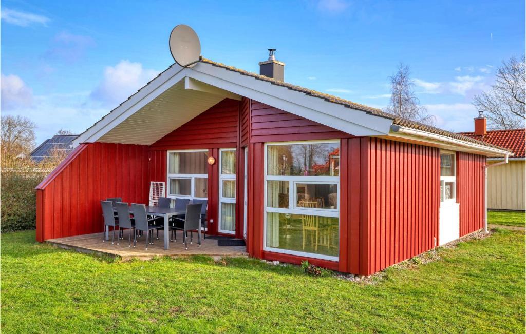 シェーンハーゲンにあるStrandpark 11の庭の赤小屋