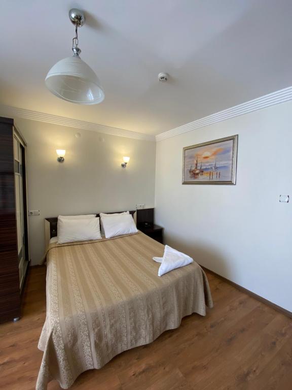 Postel nebo postele na pokoji v ubytování OTEL KING