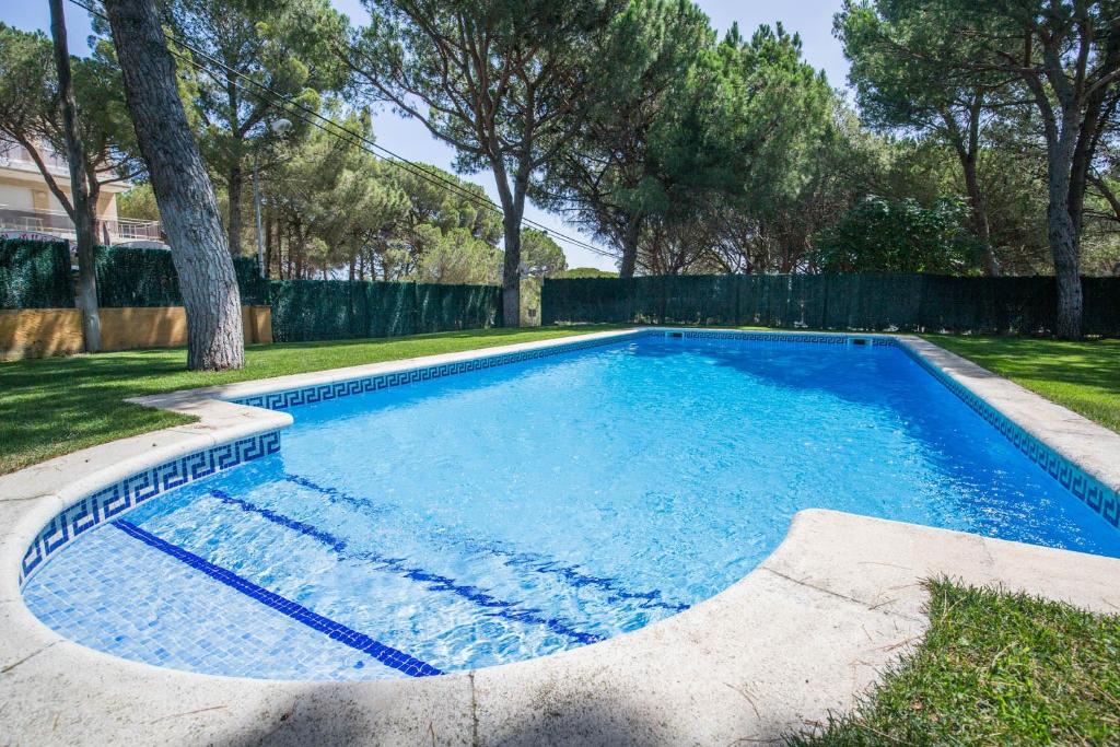 una piscina en un patio con árboles en Apartamento 4 Pax a 300m Playa con acceso a piscina MP 2H, en Pals