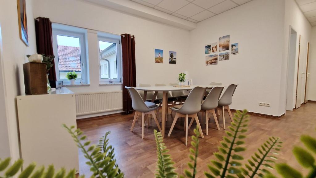 a dining room with a table and chairs at Ferienwohnung Strandmuschel in Kühlungsborn