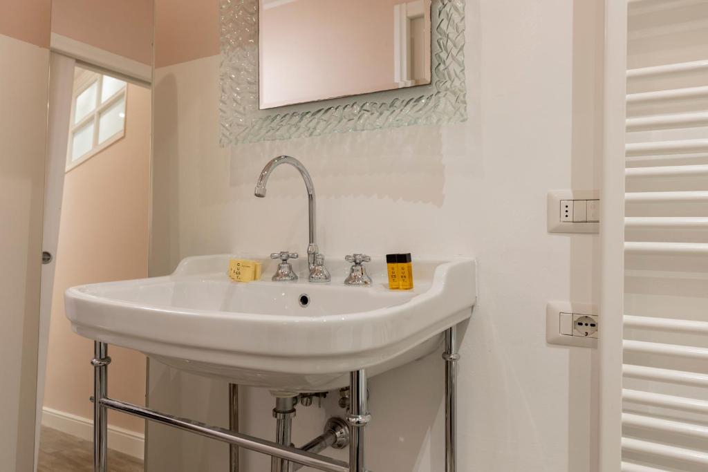 A bathroom at Fiesolana Elegant