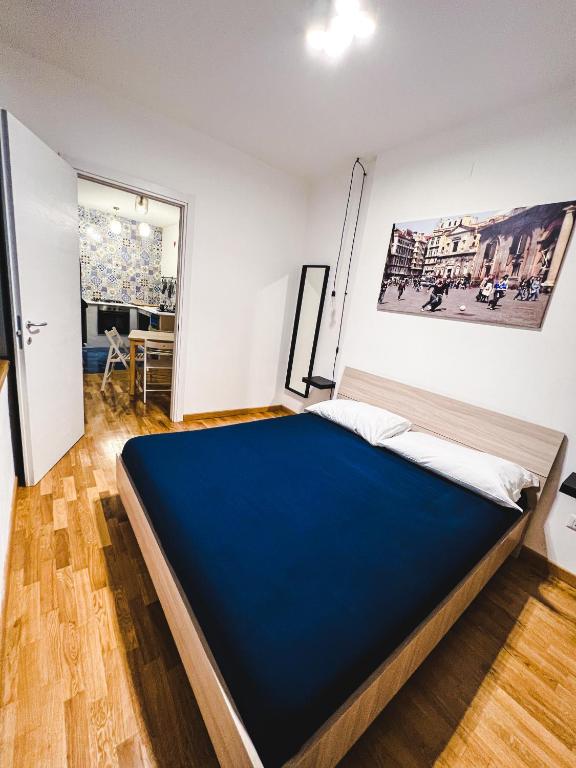 - une chambre avec un grand lit dans l'établissement Terno su Napoli Apartments, à Naples