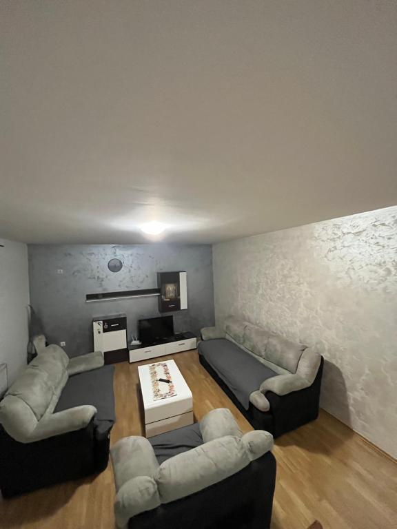 - un salon avec des canapés, un canapé et une table dans l'établissement Apartman Lana, à Doboj