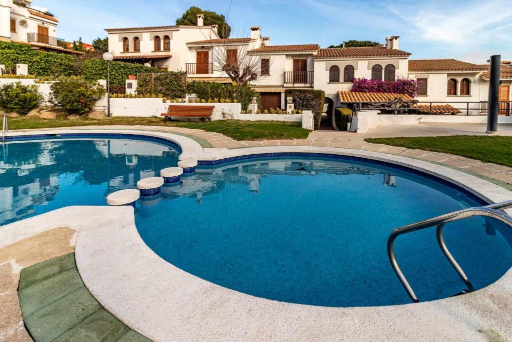 Bazén v ubytování Blanques 13 Casa con jardín privado exterior nebo v jeho okolí