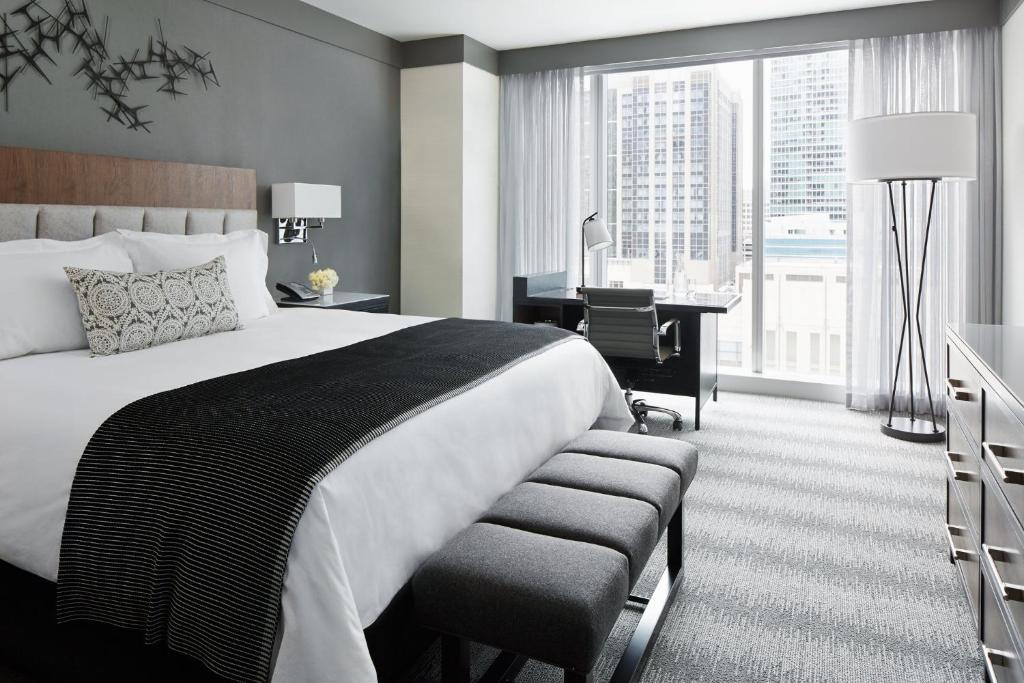 Postel nebo postele na pokoji v ubytování Loews Chicago Hotel