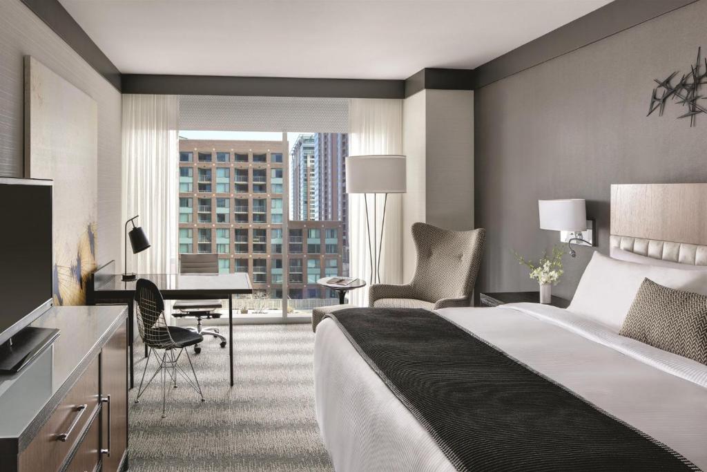 Postel nebo postele na pokoji v ubytování Loews Chicago Hotel
