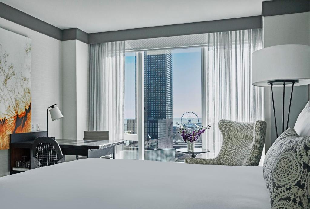 Postel nebo postele na pokoji v ubytování Loews Chicago Hotel