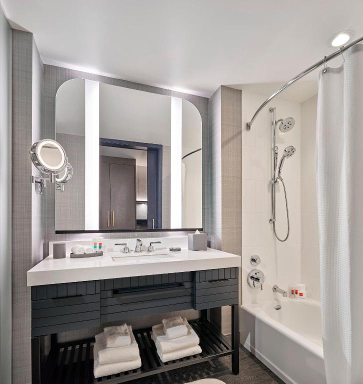 Loews Kansas City - Deluxe King Mobility Accessible Room With Tub