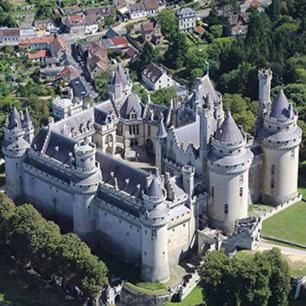 an aerial view of a castle with turrets at La Vannerie in Béthisy-Saint-Martin