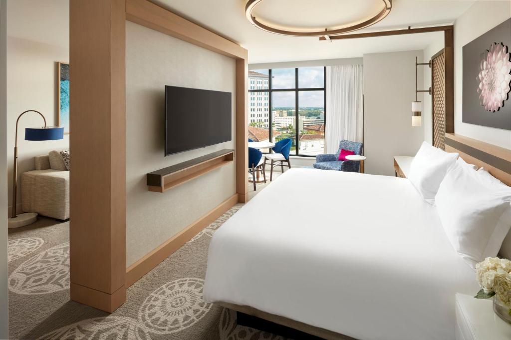 Postel nebo postele na pokoji v ubytování Loews Coral Gables Hotel