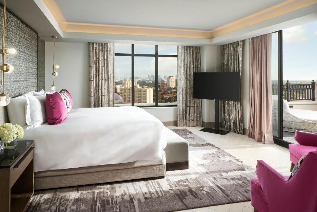 TV a/nebo společenská místnost v ubytování Loews Coral Gables Hotel