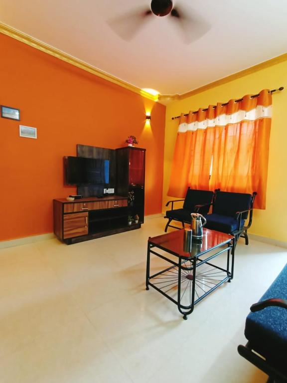 TV a/nebo společenská místnost v ubytování Beach Shalom Luxury Apartment and Villa Colva