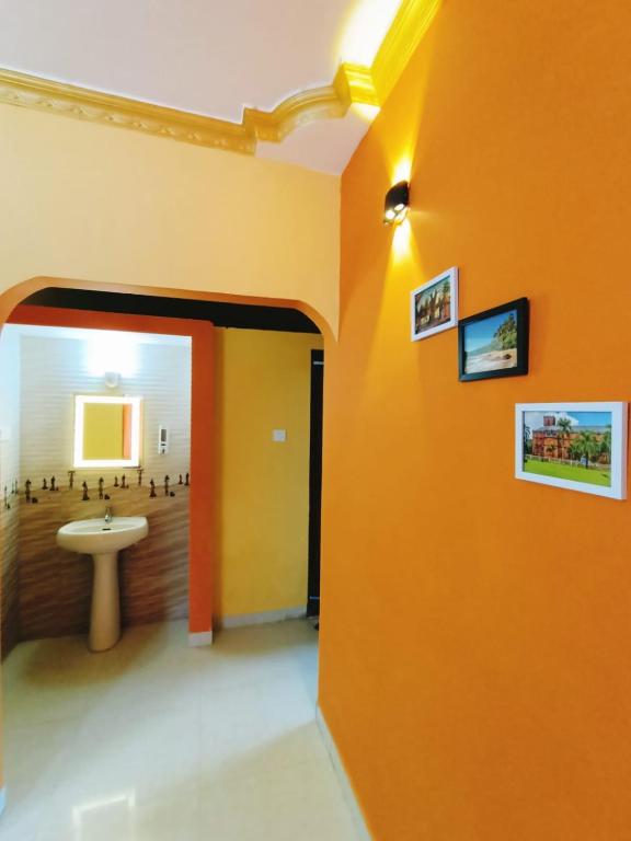 TV a/nebo společenská místnost v ubytování Beach Shalom Luxury Apartment and Villa Colva