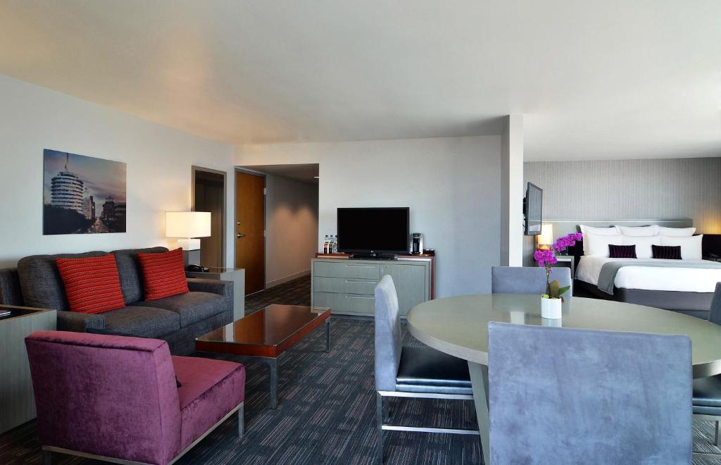 TV a/nebo společenská místnost v ubytování Loews Hollywood Hotel