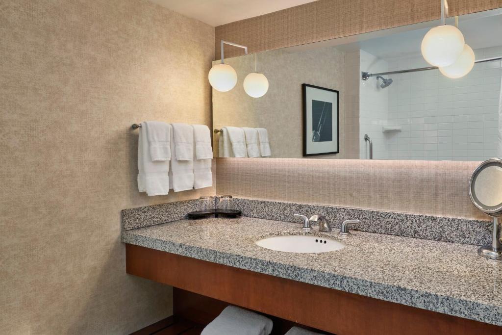 Koupelna v ubytování Loews Hollywood Hotel