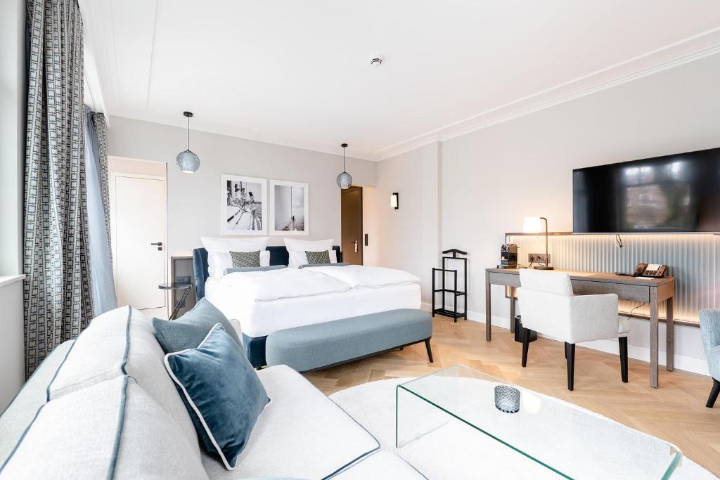 een hotelkamer met een bed en een bureau bij Clounys Hotel in Hamburg