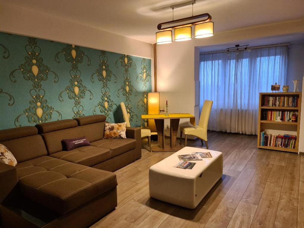 a living room with a couch and a table at Central Cosy Apart Oradea in Oradea