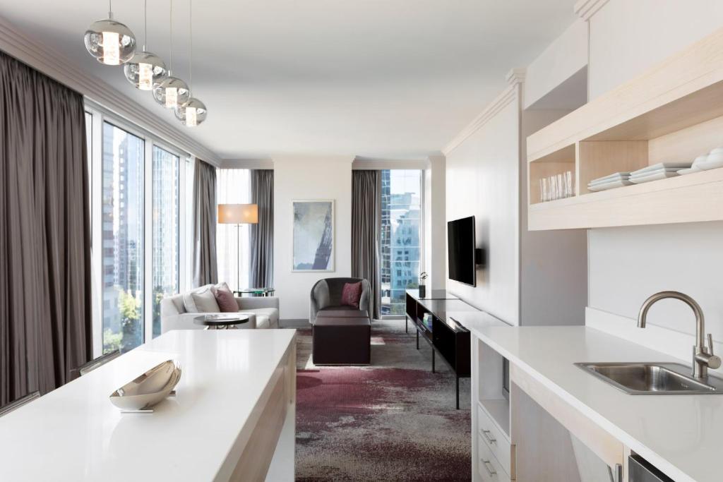 Loews Atlanta Hotel - Grand Luxury Suite - Hearing Accessible