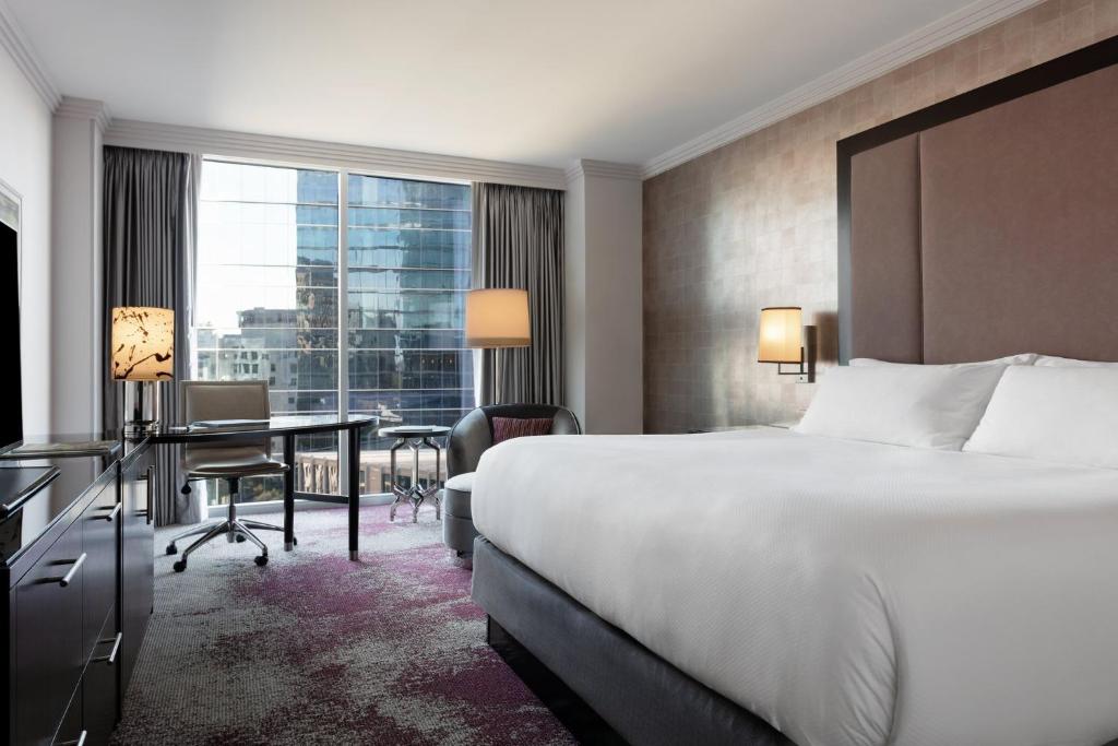 Loews Atlanta Hotel - Superior King Room With Roll-in Shower - Disability Access